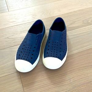 Boys Native Jefferson slip-ons in navy blue/white sole size J4